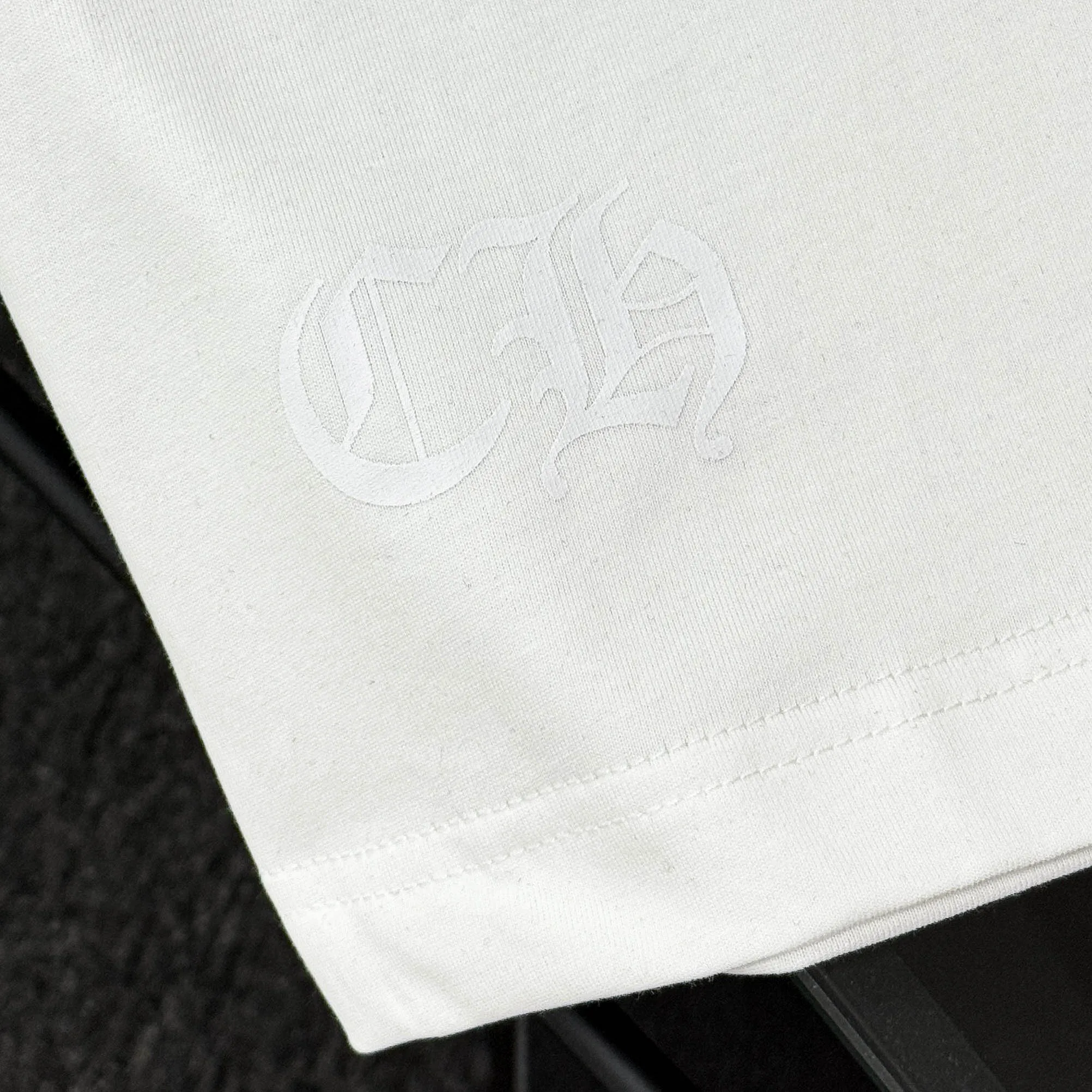 P170 Chrome Hearts Chrome Hearts 25 high-end versions. The fabric is made of 300 grams of high-density pure cotton. It does not deform or shrink. It has three labels. It is the same style for men and women. Technology: Digital printing. Color: White. Black. SIZE: S-XL.